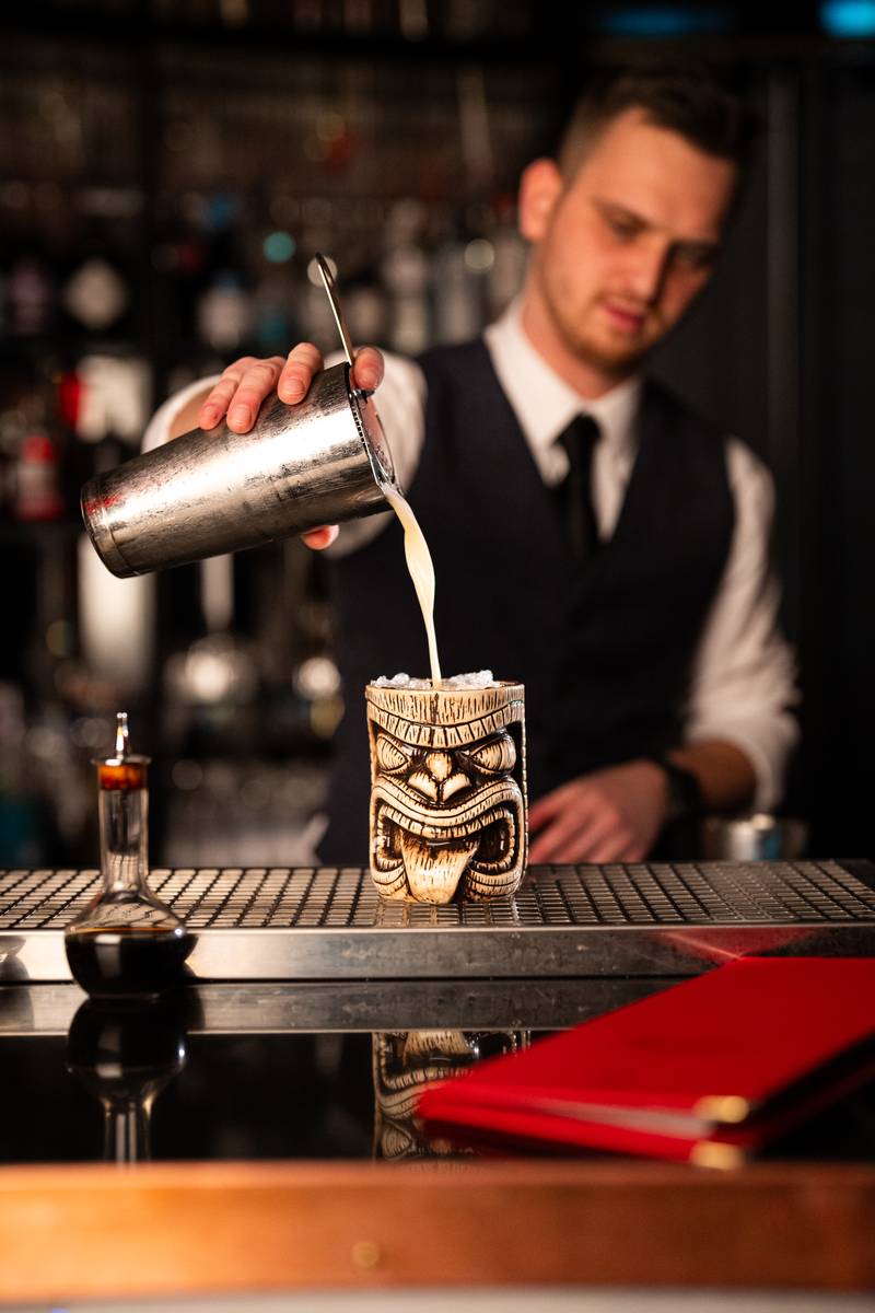 Barman míchá koktejl